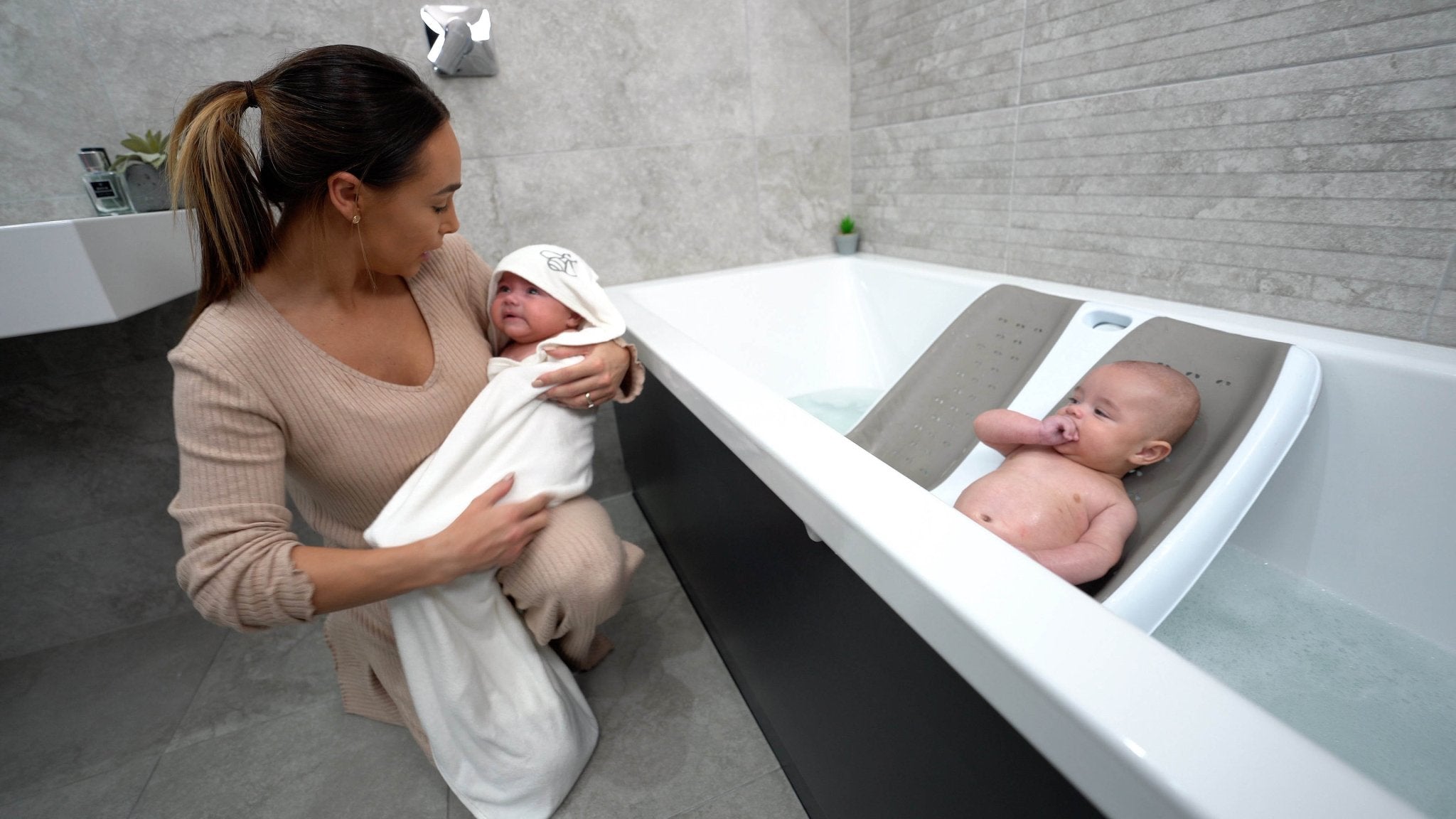The Twin Bath™ | World's First Twin Baby Bath | Bumble Beez